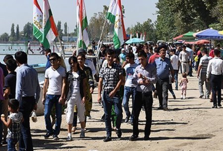 Rusiya Tacikistanı viza rejimi ilə hədələdi