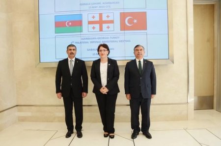 Azərbaycan, Gürcüstan və Türkiyə müdafiə nazirlərinin görüşü başladı