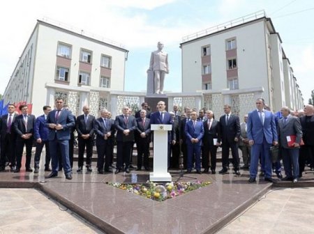 Abdulatipov azərbaycanlı sahibkarları “dağın o üzünə” çağırdı: “Kim geciksə...”