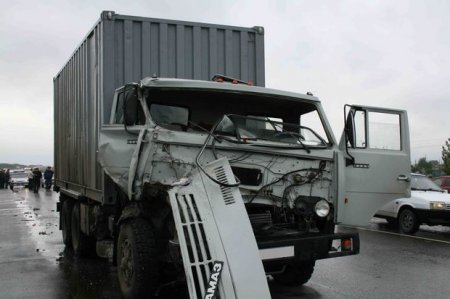 Şabranda iki yük maşını toqquşub, ölənlər var