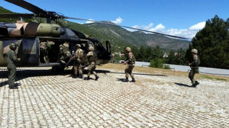 Türkiyədə təlimlər: Xüsusi təyinatlılarımız hava limanını azad etdilər