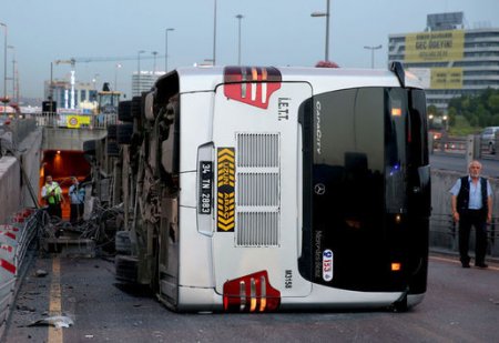 İstanbulda metrobus 5 metr hündürlükdən aşıb