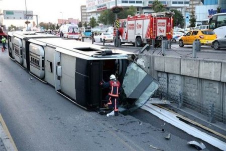 İstanbulda metrobus 5 metr hündürlükdən aşıb