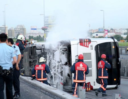 İstanbulda metrobus 5 metr hündürlükdən aşıb