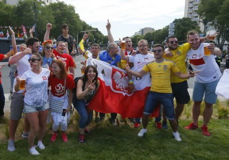 Ukrayna gözəlləri və Poroşenko tribunada