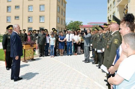 Naxçıvanda zabit ailələrinə yeni xidməti mənzillər təqdim olunub