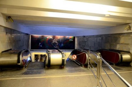 “20 Yanvar” metro stansiyasının bir girişi bağlanır