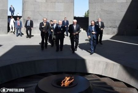 Ştaynmayer Yerevanda qondarma “erməni soyqırımı” memorialının önünə əklil qoyub