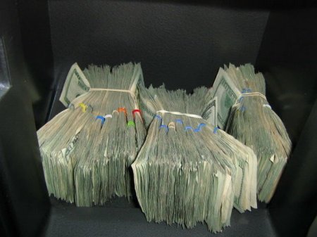 Bakıda mənzildən 70 min dollar oğurlandı