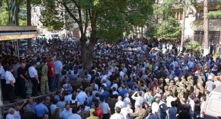 Yüzlərlə insan Abxaziya DİN-in binasına hücum çəkib