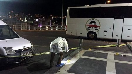 Türkiyədə avtobus dayanacağında üç polis güllələndi