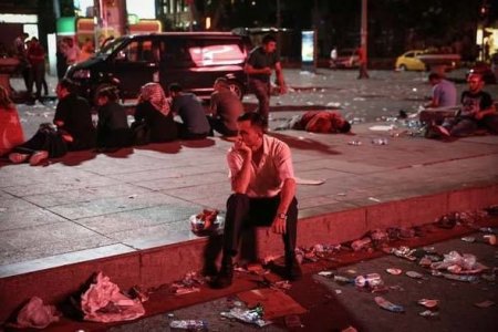 Türkiyədə on minlərlə insan küçədə gecələdi