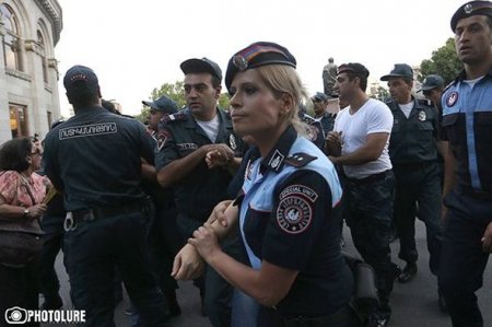 Yerevanın mərkəzində polis zorakılığı