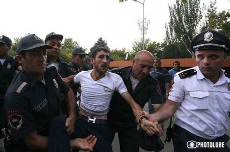 Yerevanın mərkəzində polis zorakılığı