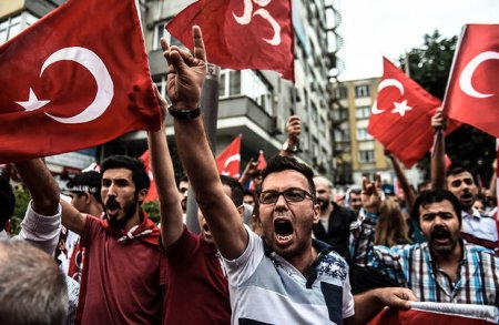 İstanbulda minlərlə türk ölüm hökmünün bərpasını tələb edir