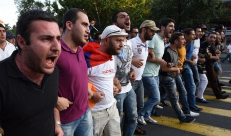 Yerevanda toqquşmalar: Polislər yaralanıb