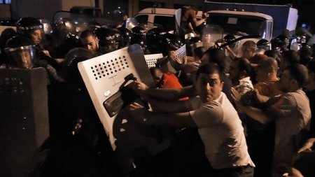 Yerevanda keçirilən aksiya dağıdılıb: 51 nəfər yaralanıb