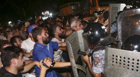 Yerevanda keçirilən aksiya dağıdılıb: 51 nəfər yaralanıb