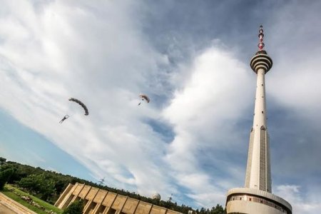 Bakıda televiziya qülləsindən paraşütlə tullandılar