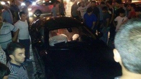 Bakıda yol polisinin qovduğu bahalı avtomobil qəzaya düşdü