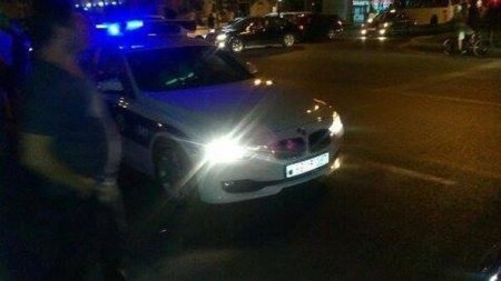 Bakıda yol polisinin qovduğu bahalı avtomobil qəzaya düşdü