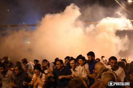 KİV: Ermənistan polisi qadağan edilmiş xüsusi vasitələrdən istifadə edir