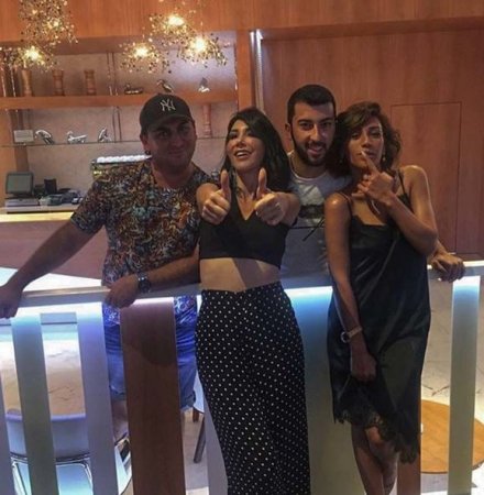 Hande Yener oğlu ilə Bakıya toya gəlib