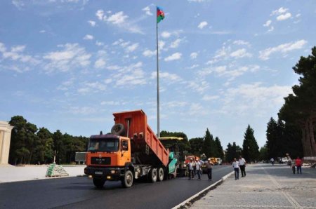 Sumqayıtda Bayraq meydanını asfaltladılar