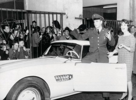 Elvis Preslinin avtomobili hərraca çıxarıldı