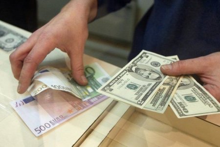 Dollar sabit qaldı, avro ucuzlaşdı