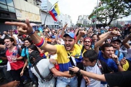 ABŞ Venesuelada çevriliş hazırlayır