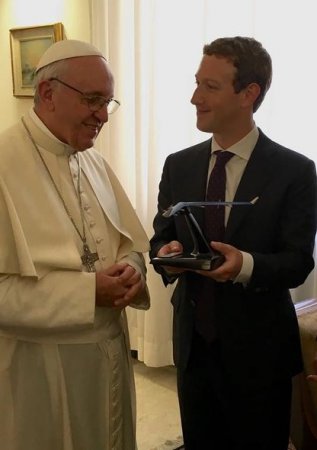 Zukerberq Roma papasına PUA bağışladı