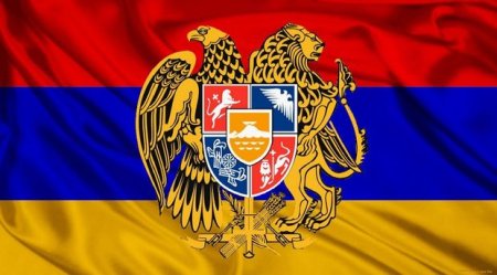 Ermənistan bayrağının və gerbinin rəngini dəyişir
