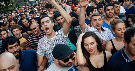 Ermənistan parlamentinin qarşısında aksiya keçirilib