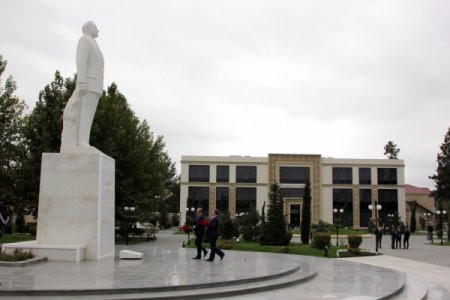 Mədəniyyət və turizm naziri Biləsuvarda vətəndaşlarla görüşüb