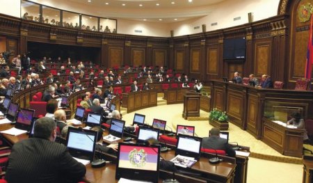 Ermənistan parlamenti hökumətin yeni strukturuna “yaşıl işıq” yandırdı