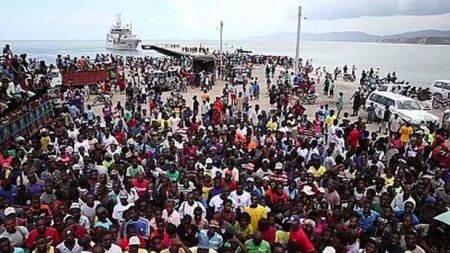 Haitidə humanitar yardım olan gəmini boşaltmağa qorxdular