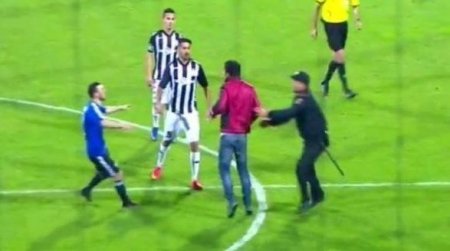 “Neftçi” futbolçusu azarkeşə yumruq atdı