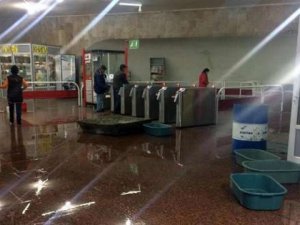 Küçələrdən axan yağış suyu metroya doldu