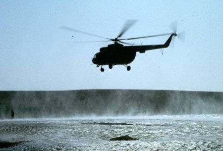Xəzərdə itkin düşən neftçinin axtarışına iki helikopter cəlb olunub