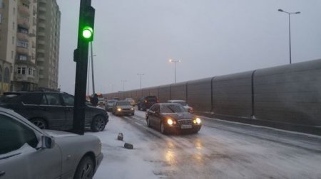 Bakı qardan sonra: Yollar dondu, tıxac yarandı