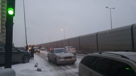 Bakı qardan sonra: Yollar dondu, tıxac yarandı