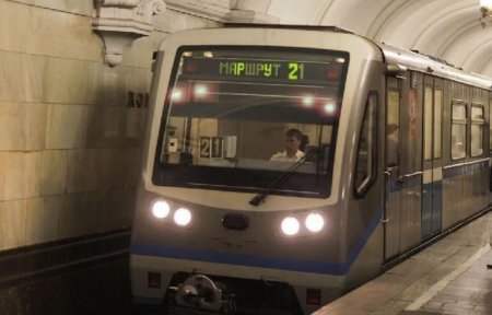 Metroda şok: Gənc hərəkət edən qatarın önündə tullandı
