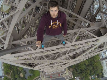 Eyfel qülləsinin ən yüksək nöqtəsində selfi