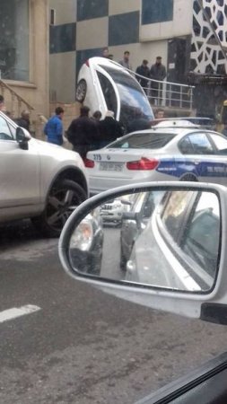 Bakıda “Hyundai” ikinci mərtəbədən aşdı