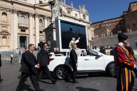 Roma Papası zirehli avtomobilindən imtina etdi