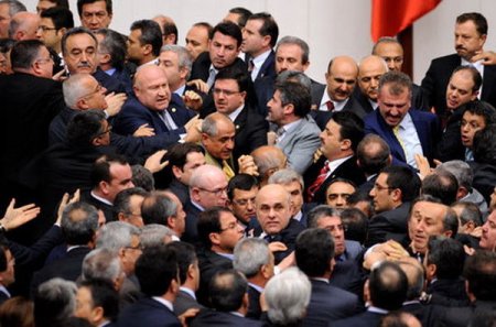 Türkiyə parlamentində kütləvi dava