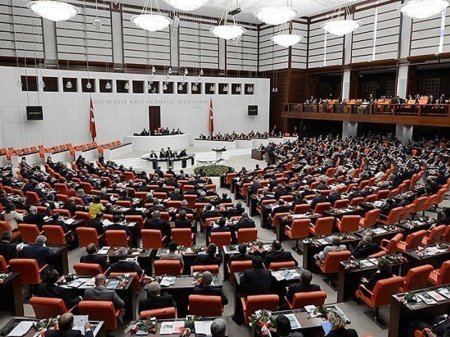 Türkiyə parlamentində qızğın konstitusiya müzakirələri