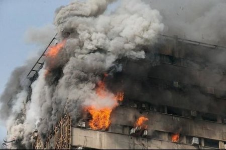 Tehranda 17 mərtəbəli bina çökdü: 30 nəfər ölüb