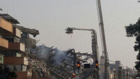 Tehranda 17 mərtəbəli bina çökdü: 30 nəfər ölüb